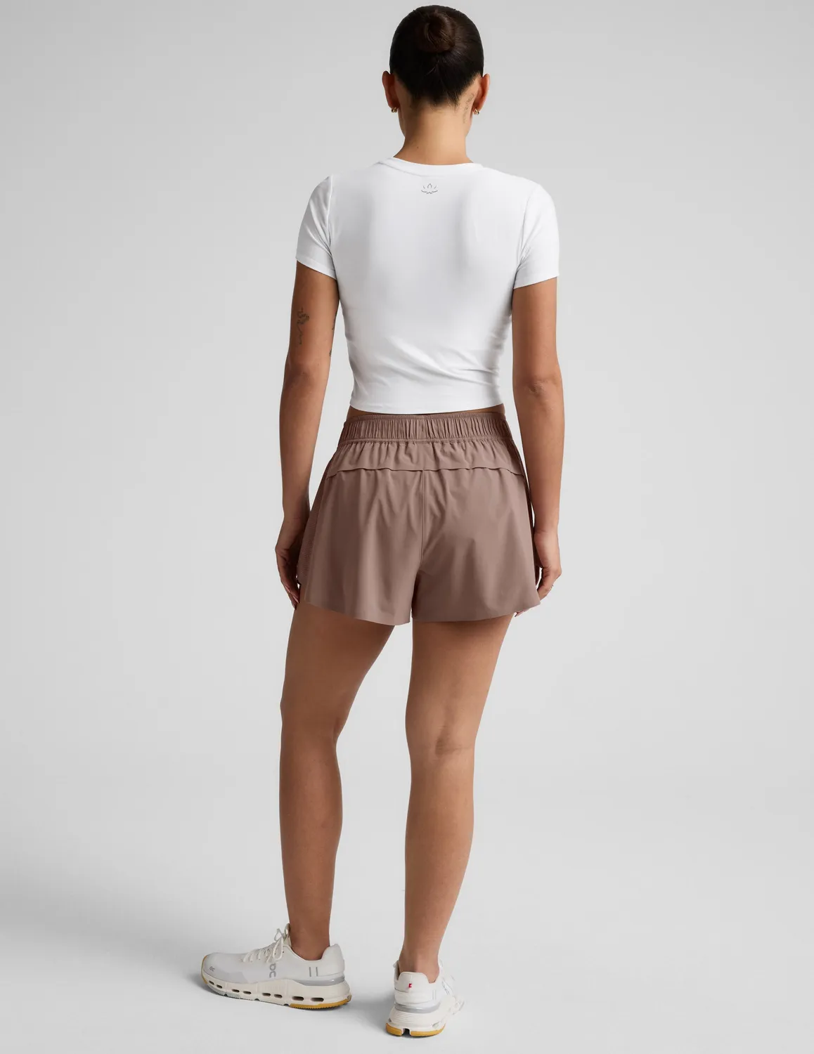 Beyond Yoga Solemate 2.5" shorts Rosey Taupe mjuka