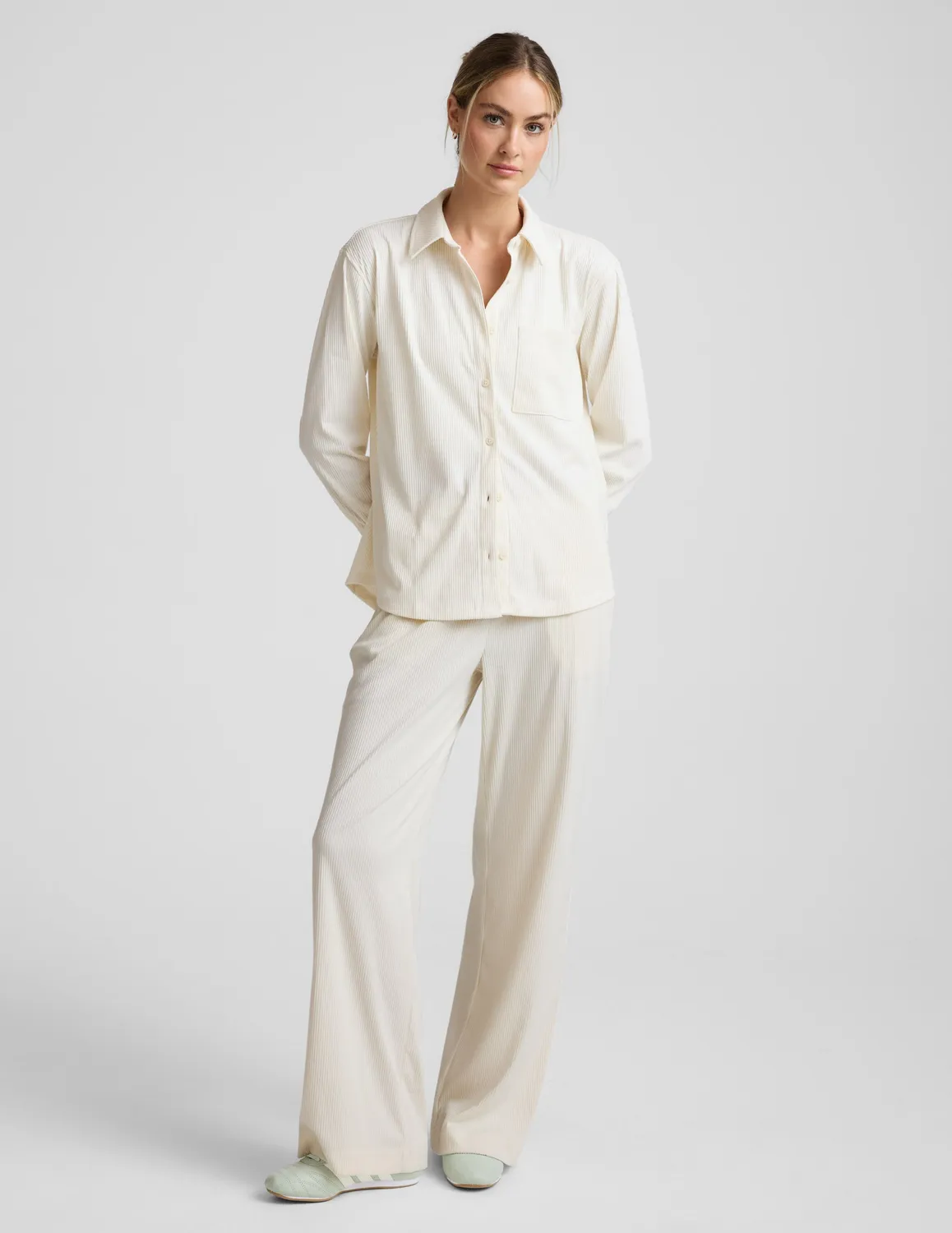 Beyond Yoga Breathe Easy Comfort Cord Button Up skjorta Dove ljus