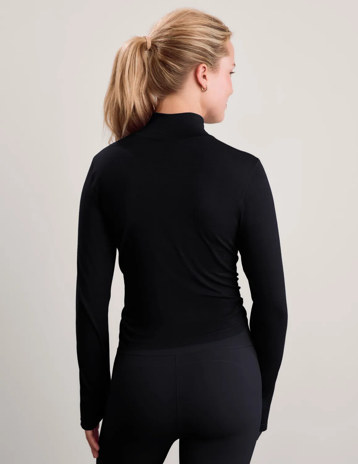 Beyond Yoga LuxeKnit Merino polotröja svart figurnära
