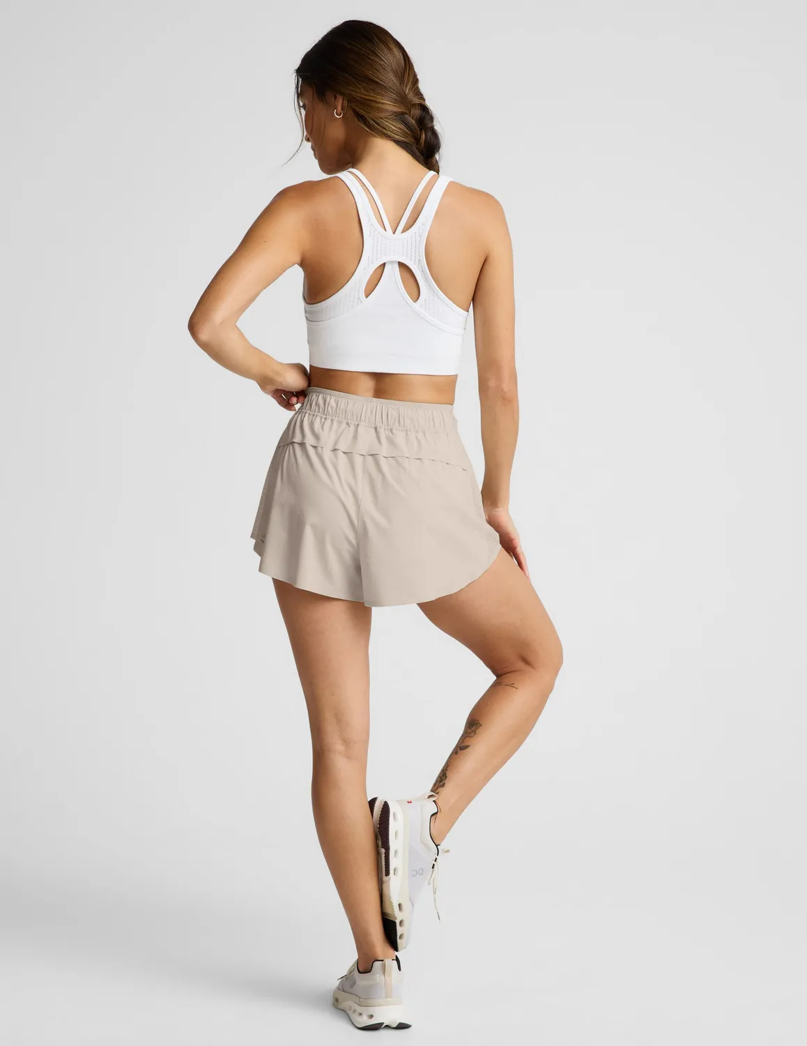 Beyond Yoga Solemate 2.5" träningsshorts Oat neutrala