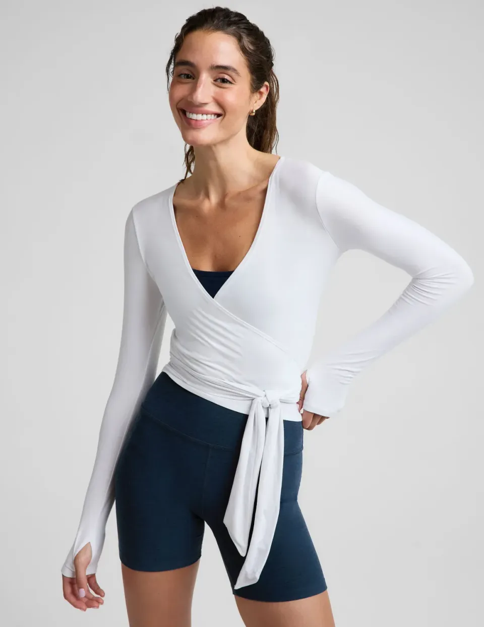 Beyond Yoga Featherweight No Time Wrap topp cloud white vit