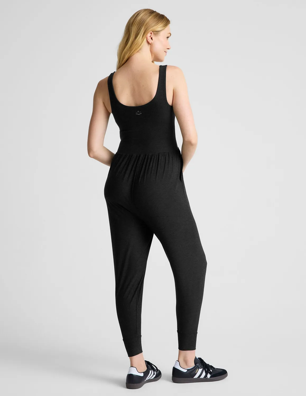 Beyond Yoga Spacedye Grow In Comfort jumpsuit gravid svart