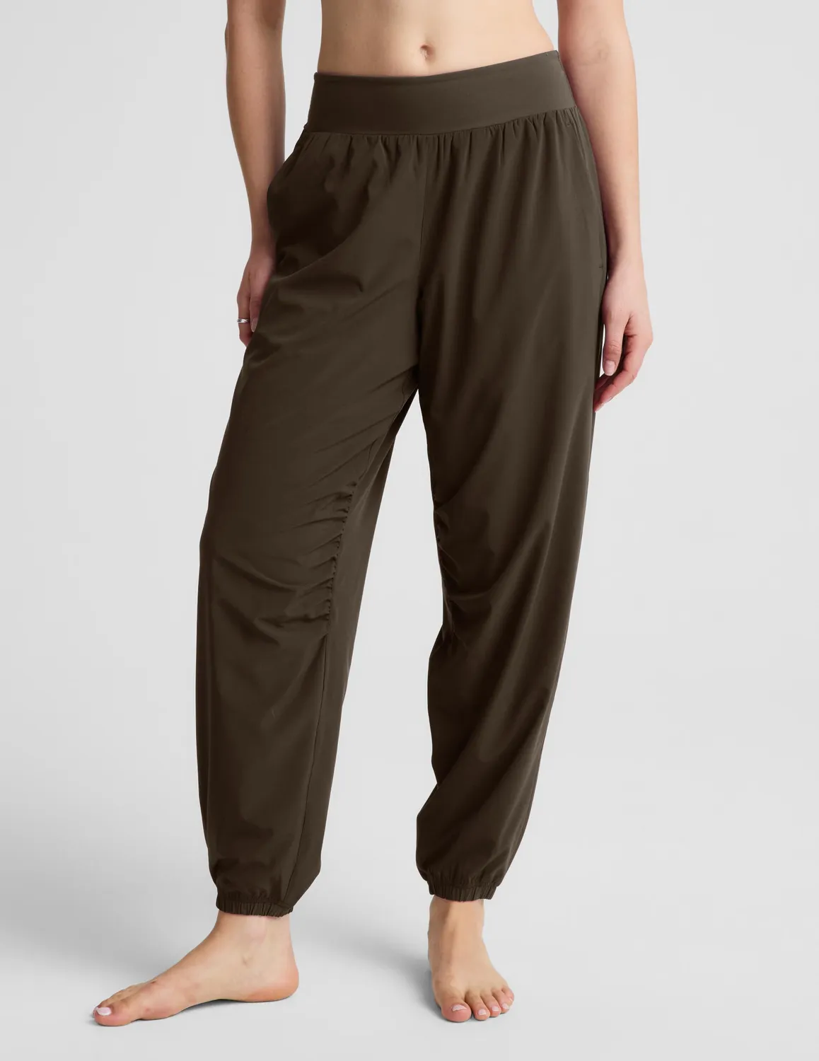 Beyond Yoga Glowzone Hybrid Jogger mjukisbyxor Cedar Olive fickor