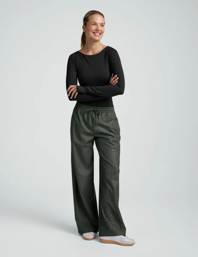 Beyond Yoga Faux Leather Pant byxa Slate Green vid lös