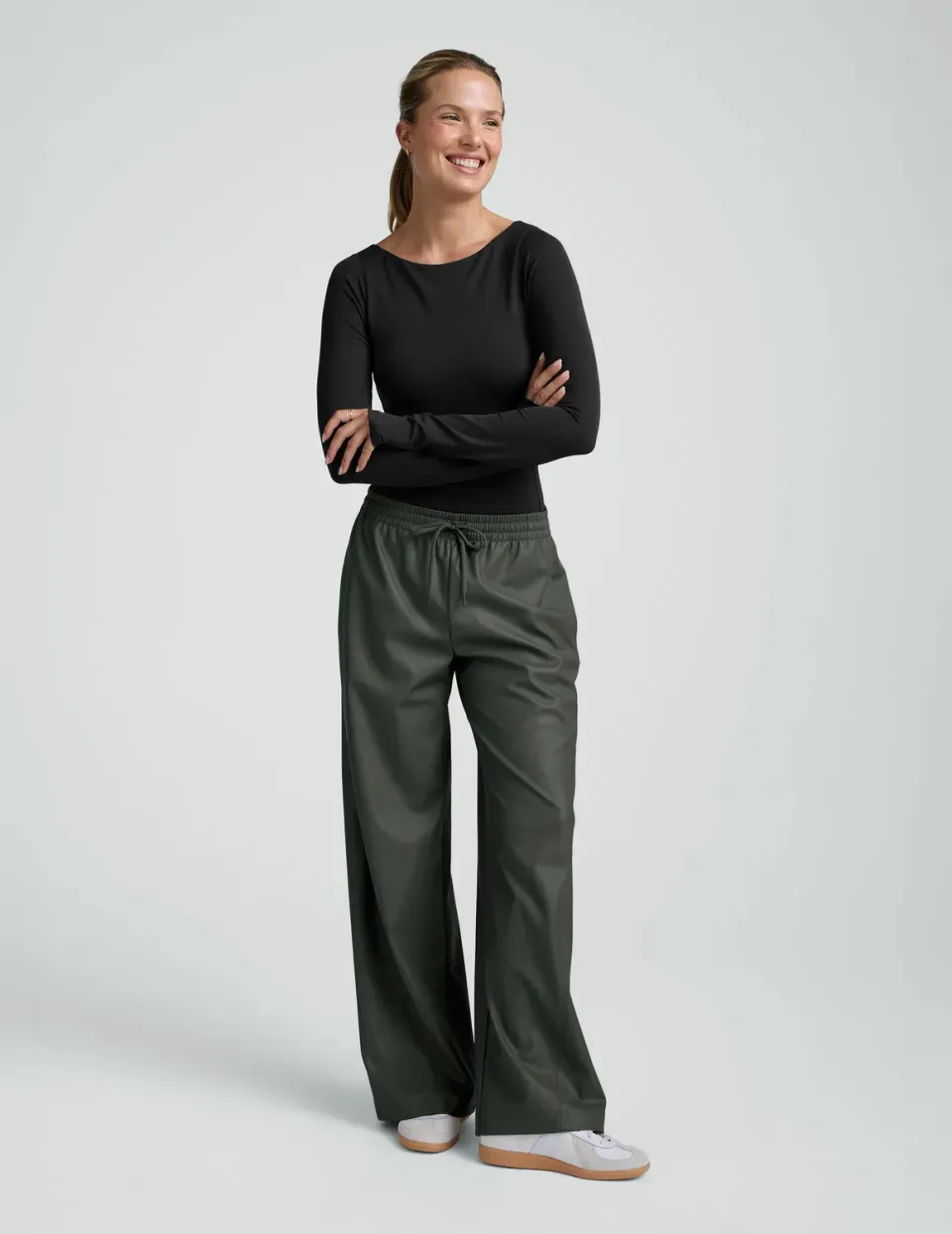 Beyond Yoga Faux Leather Pant byxa Slate Green vid lös