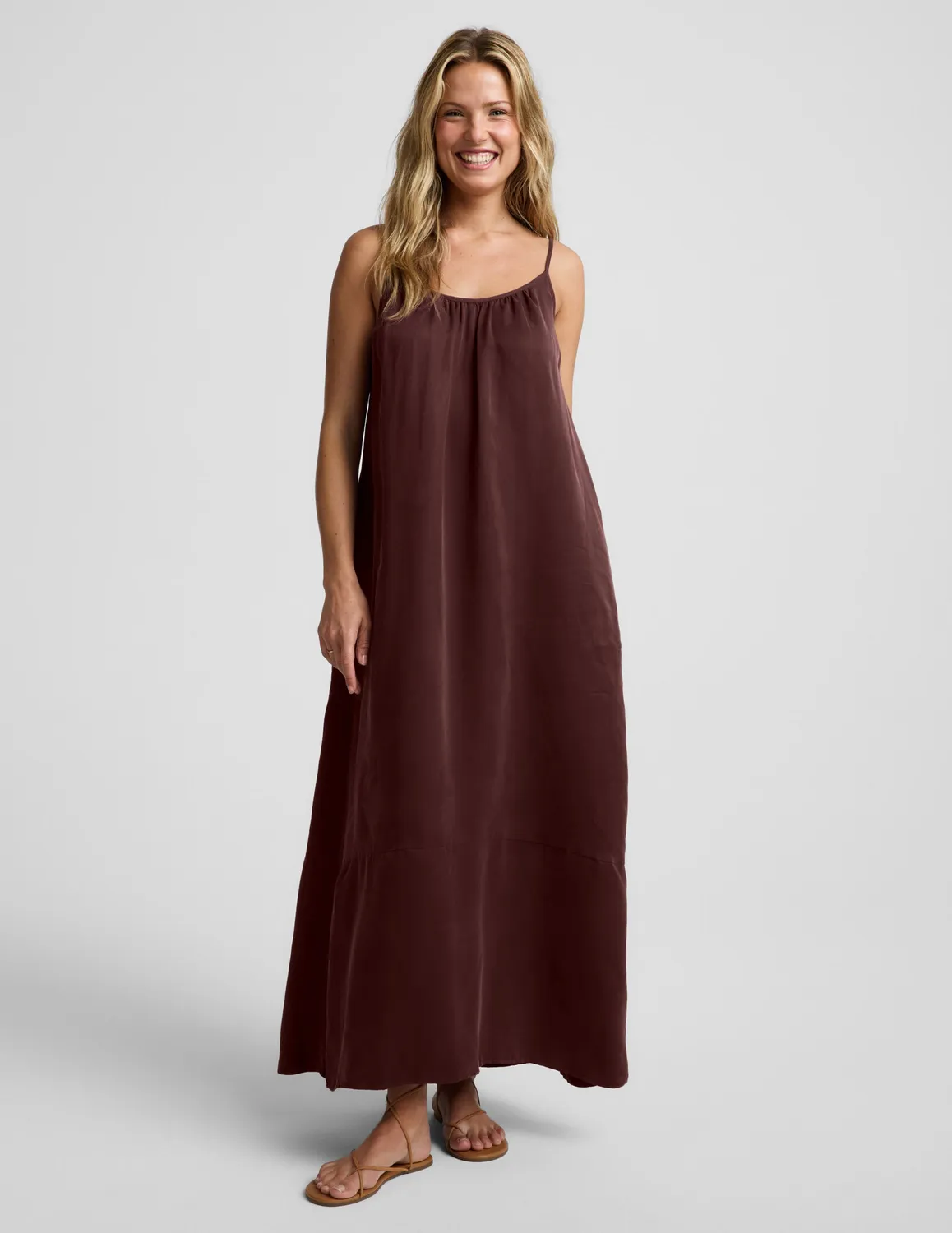 Beyond Yoga Sunkissed Cupro maxiklänning Iced Mocha silkeslen