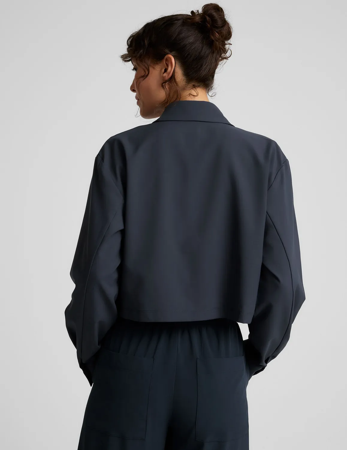 Beyond Yoga Midtown Cropped jacka nocturnal navy krage