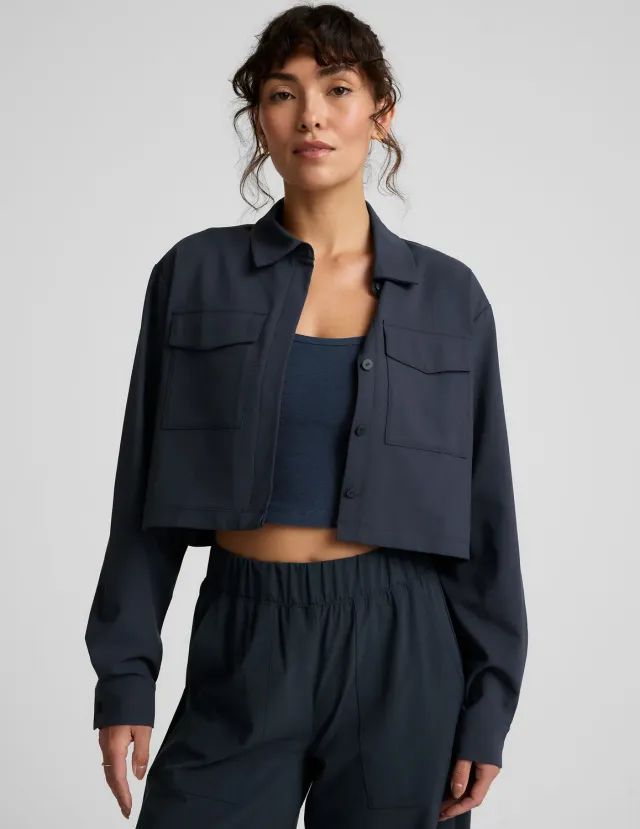 Beyond Yoga Midtown Cropped jacka nocturnal navy krage