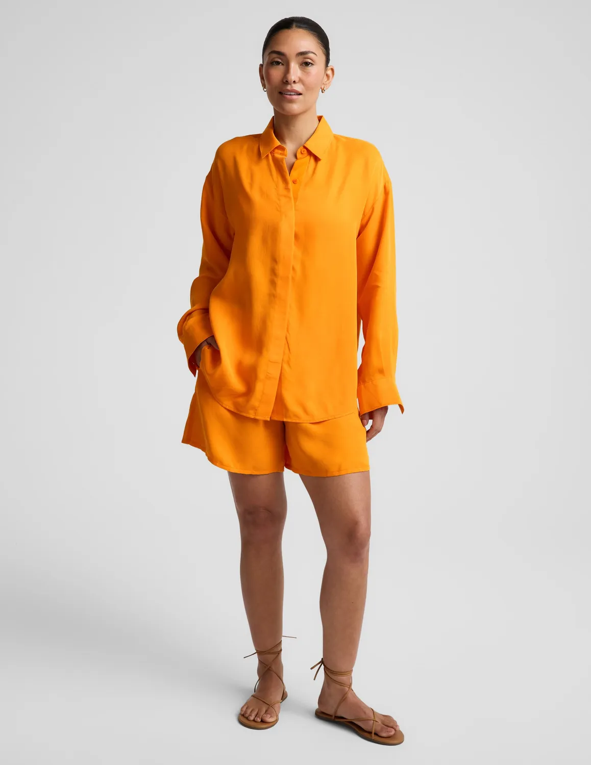 Beyond Yoga Sunkissed Cupro Button Down skjorta Bright Citrus sidenmjuk