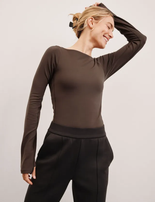 Beyond Yoga Serene Boatneck bodysuit Dusk Brown långärmad