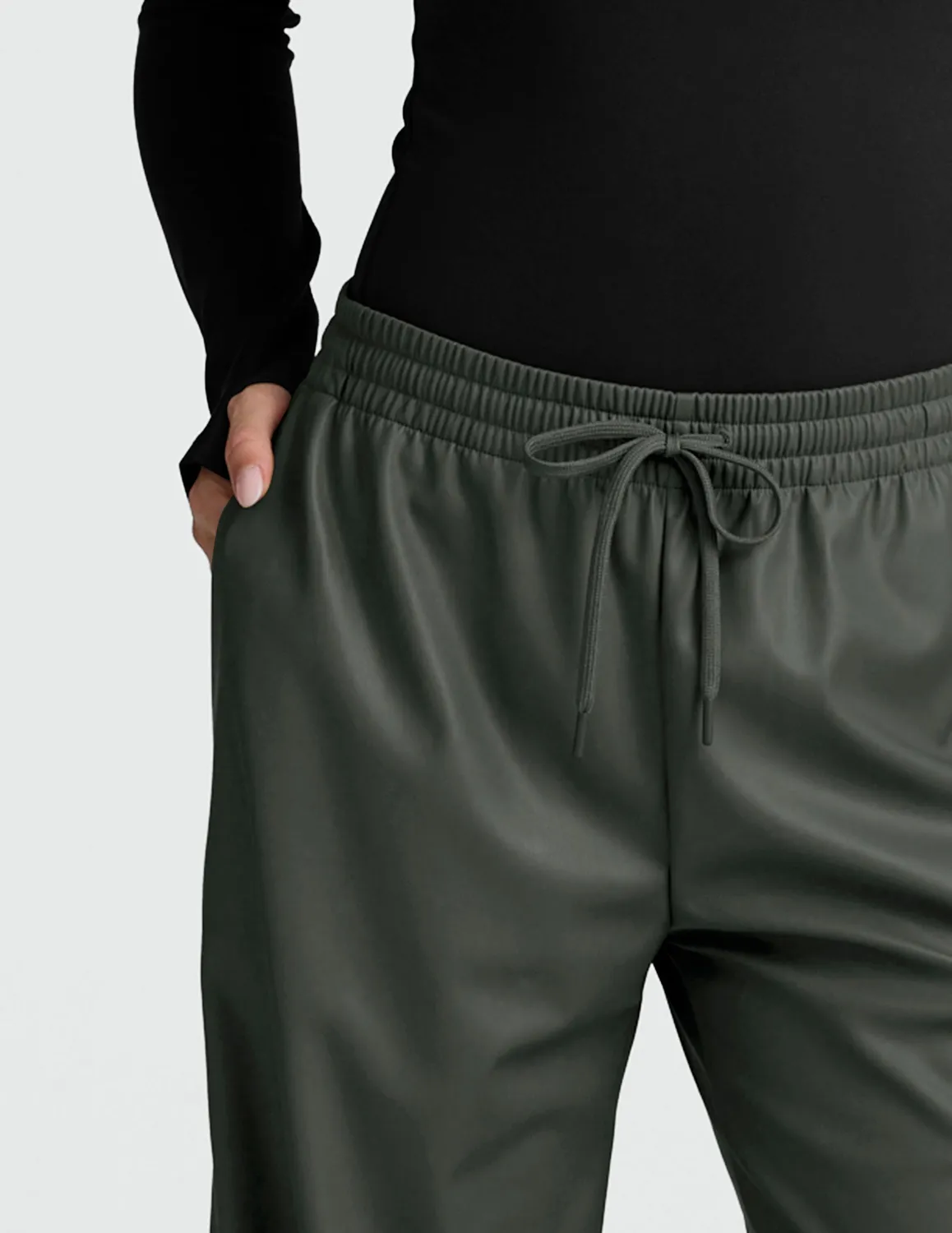 Beyond Yoga Faux Leather Pant byxa Slate Green vid lös
