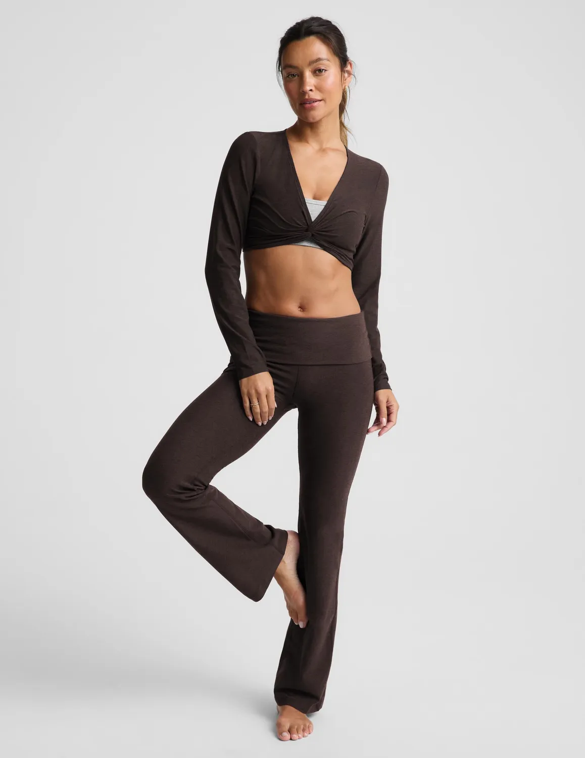 Beyond Yoga Featherweight Plié topp Dark Chocolate