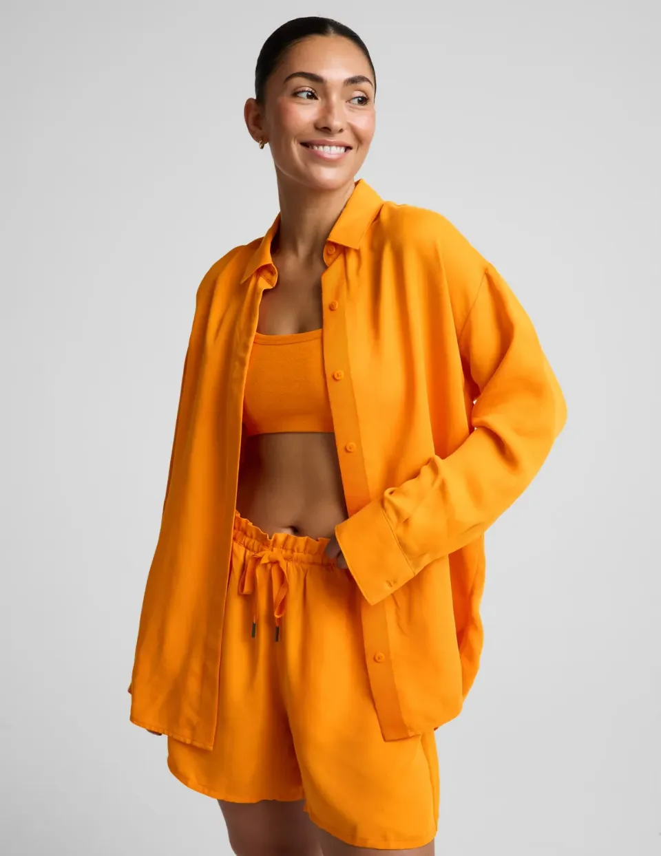 Beyond Yoga Sunkissed Cupro Button Down skjorta Bright Citrus sidenmjuk