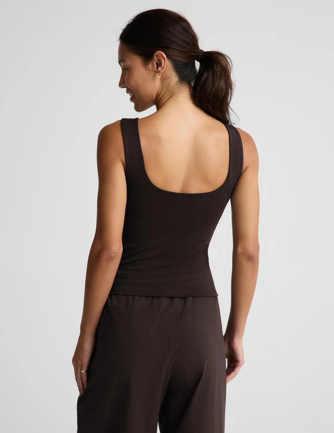 Beyond Yoga Smooth It Over Classic Tank linne Dark Chocolate inbyggd bh