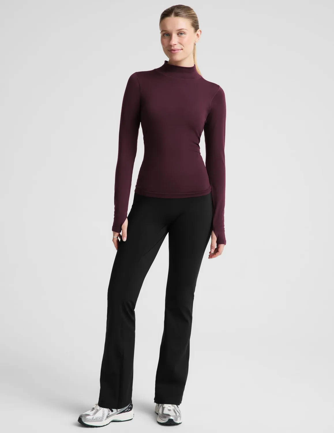 Beyond Yoga LuxeKnit Merino Wool Turtleneck polotröja Cabernet med tumhål