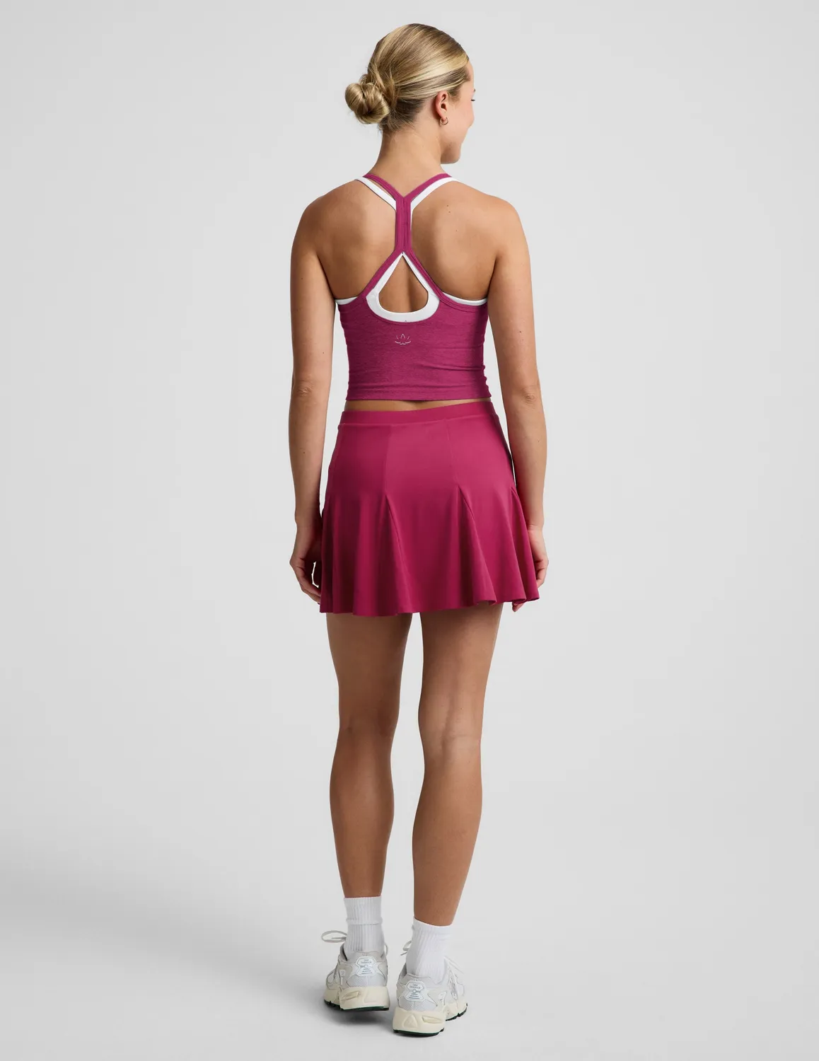 Beyond Yoga Flounce This Way tenniskjol Sangria med shorts