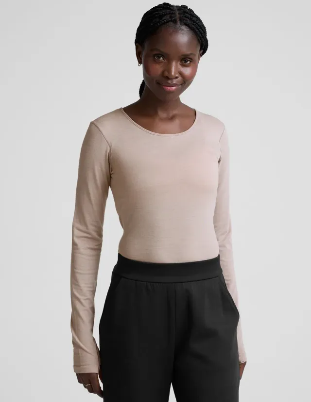 Beyond Yoga LuxeKnit Merino Wool Crewneck ulltröja Oat Latte med tumhål