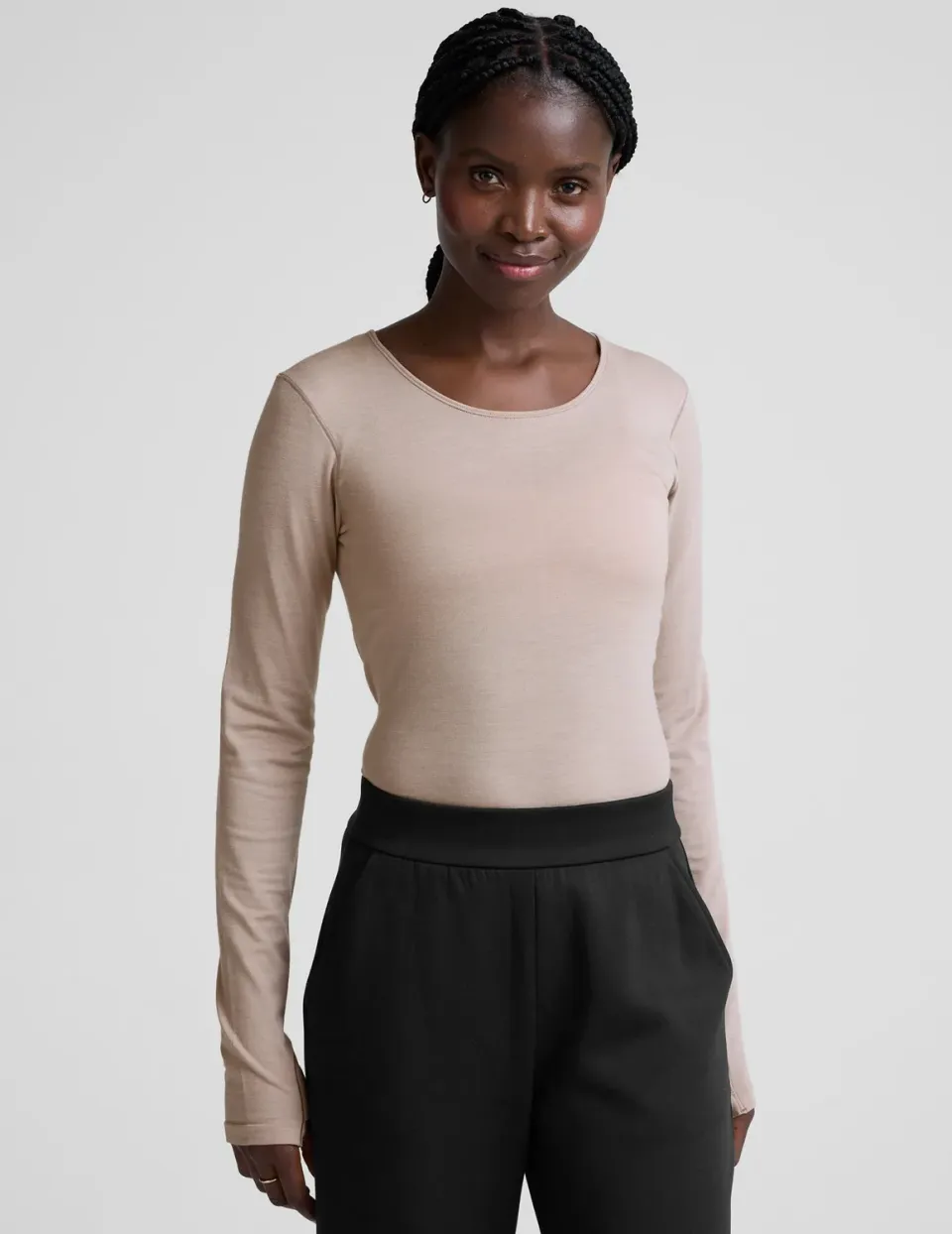 Beyond Yoga LuxeKnit Merino Wool Crewneck ulltröja Oat Latte med tumhål