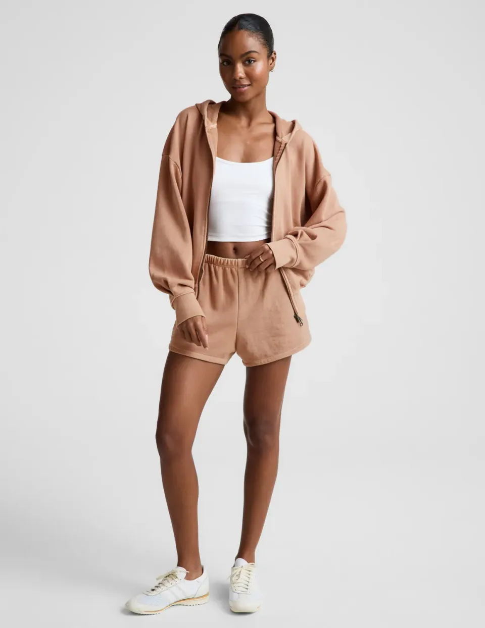 Beyond Yoga Fade Out Mid-Rise Short mjukshorts beige tvättad