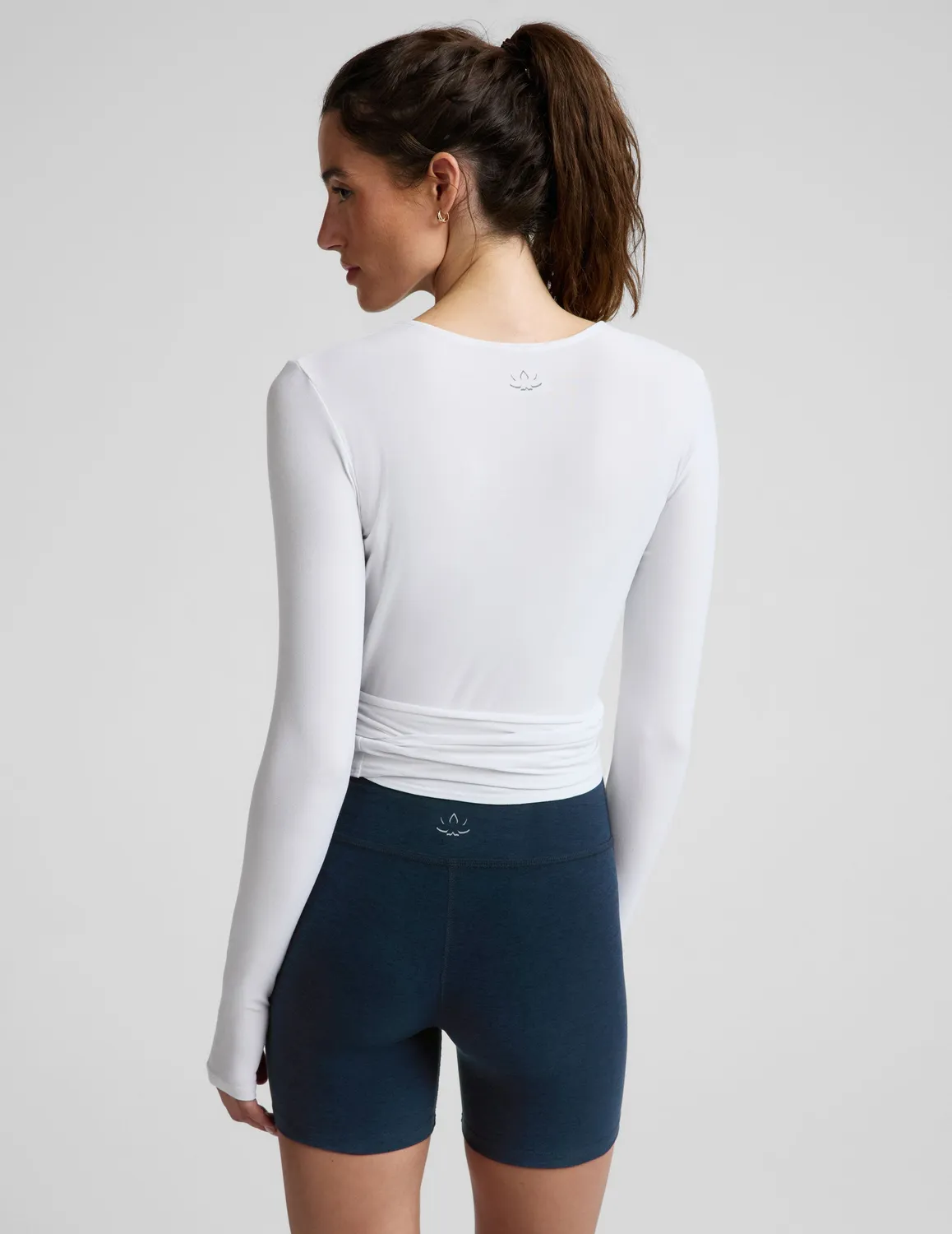 Beyond Yoga Featherweight No Time Wrap topp cloud white vit