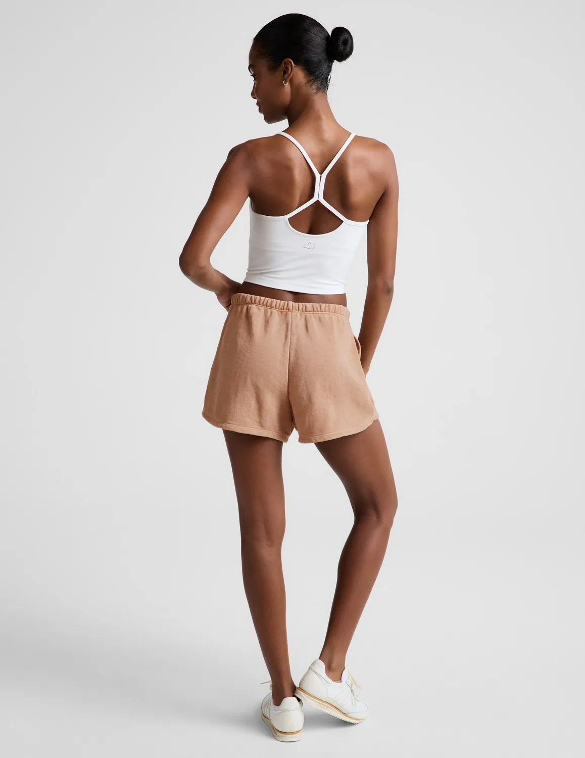 Beyond Yoga Fade Out Mid-Rise Short mjukshorts beige tvättad