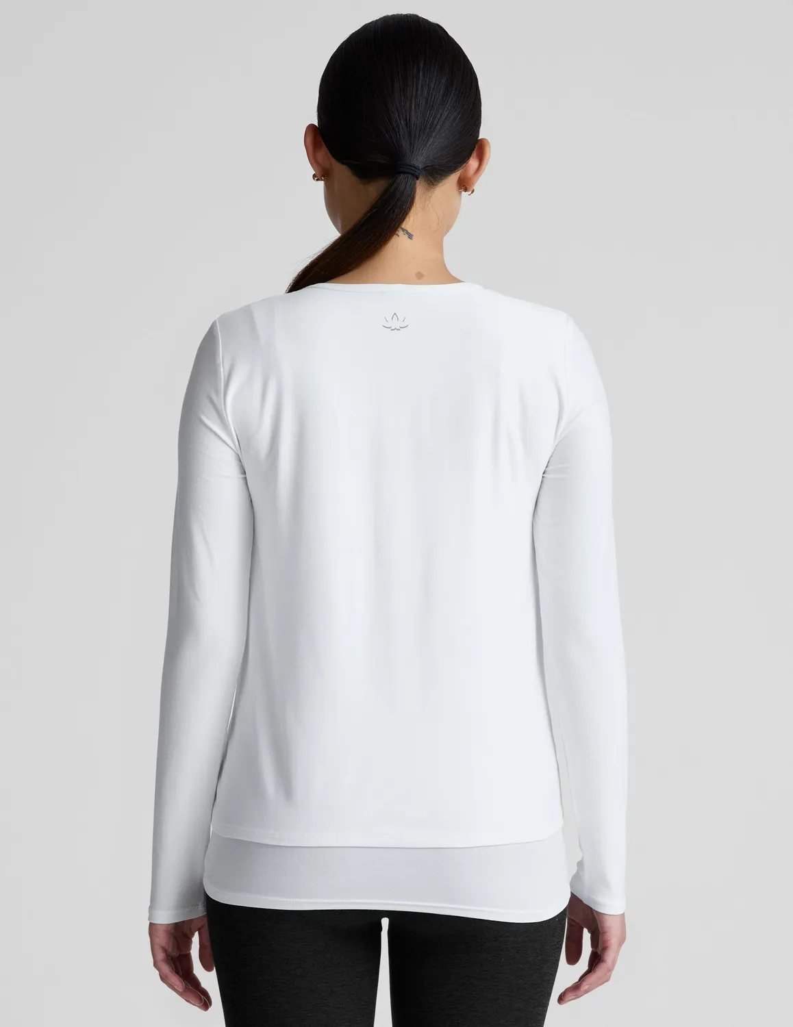 Beyond Yoga Featherweight Under Wraps Nursing Overlap Tee amningstopp vit mjuk