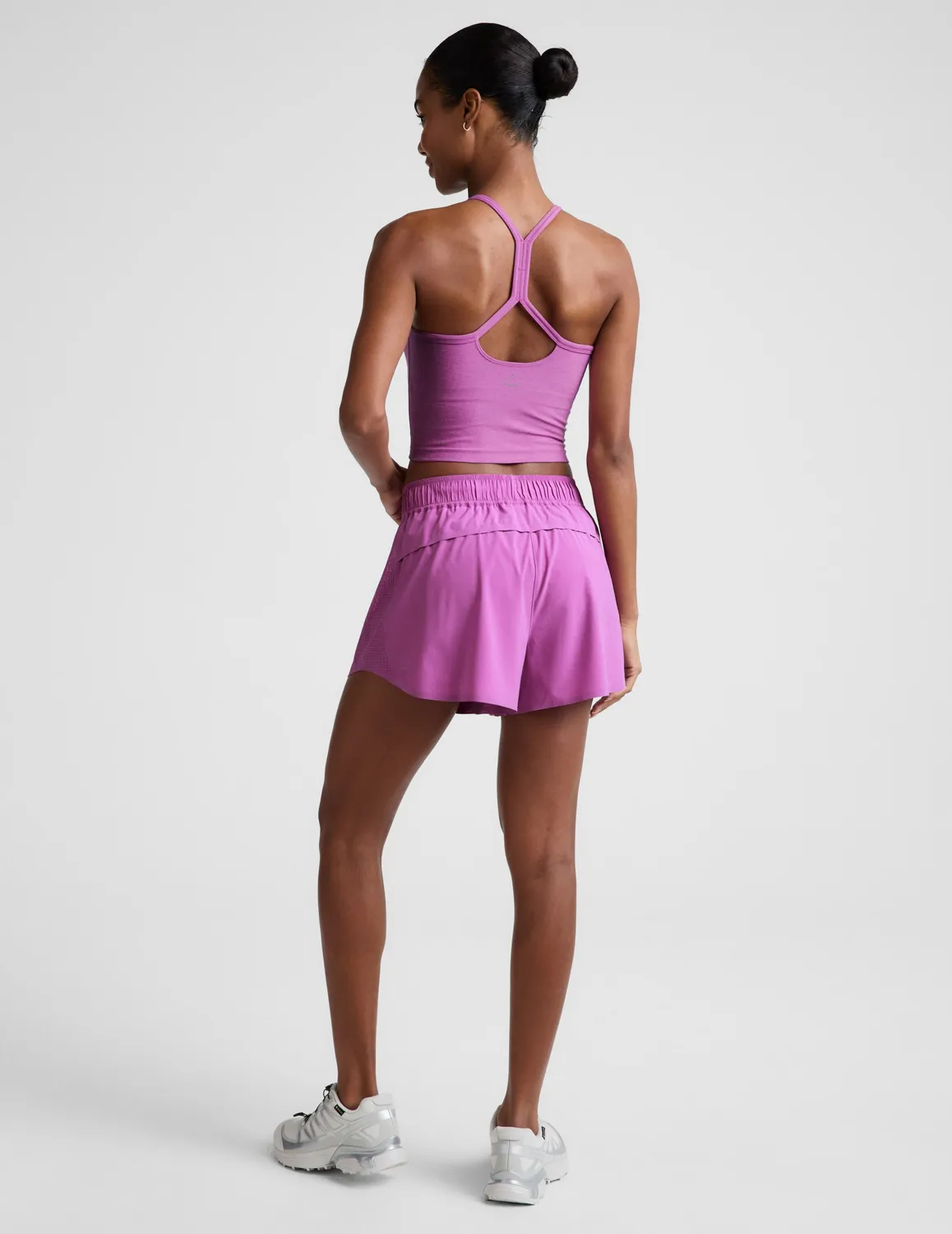 Beyond Yoga Solemate 2.5" Short löparshorts Fun Fuchsia ventilerande