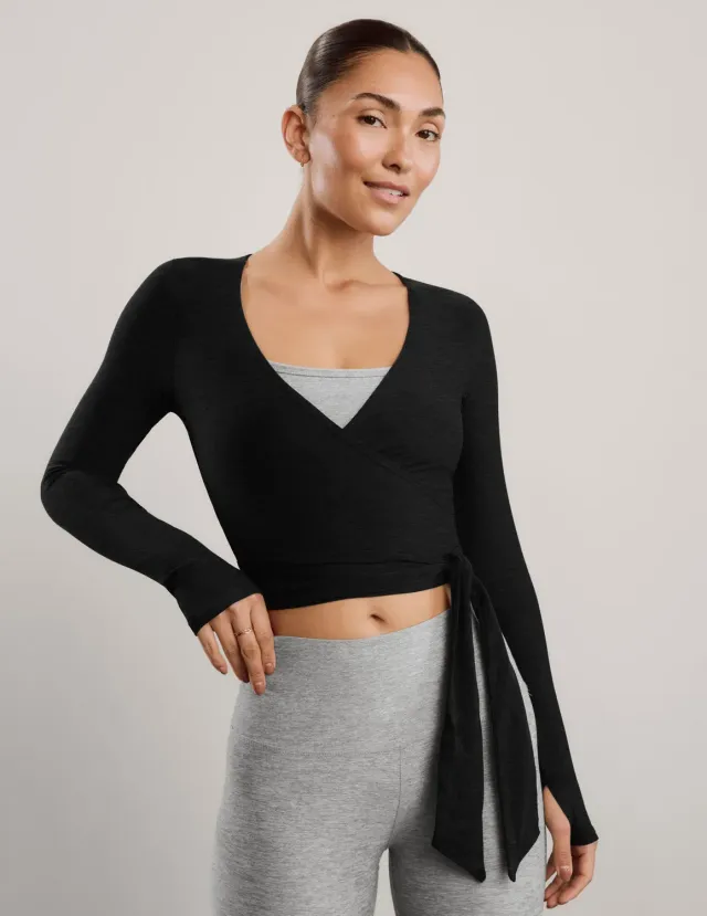 Beyond Yoga Featherweight No Time Wrap topp darkest night svart