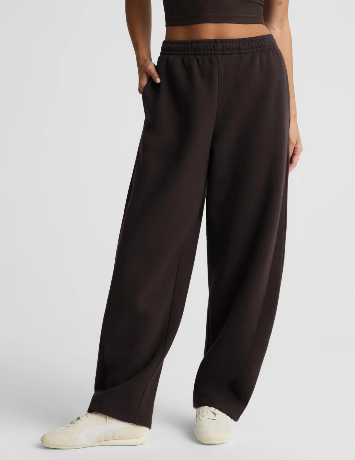 Beyond Yoga LuxeFleece 2.0 Barrel mjukisbyxor Dark Chocolate brun