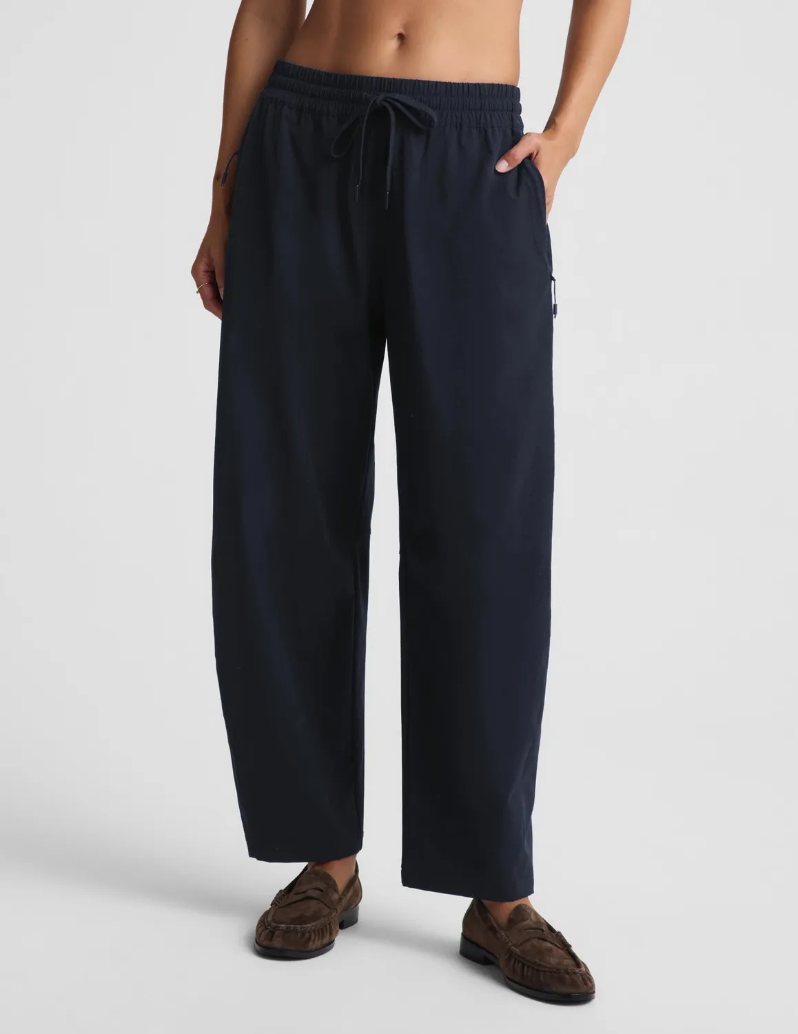 Beyond Yoga Peak Barrel byxor Nocturnal Navy slitstark