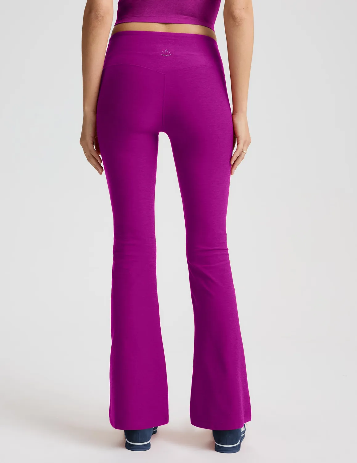 Beyond Yoga Spacedye bootcut byxor berry bliss mid-rise