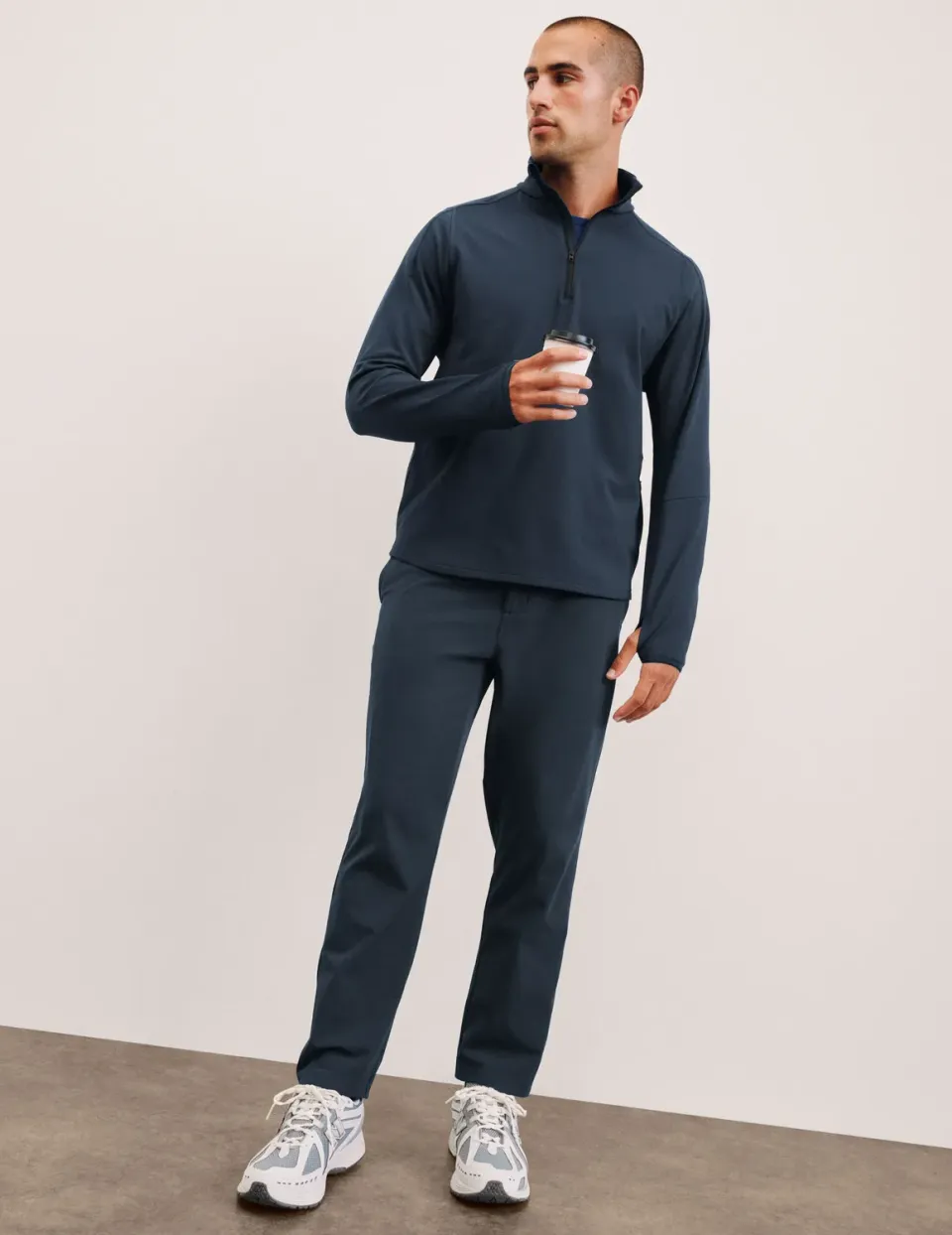 Beyond Yoga Dynamic Straight Leg herrbyxor marinblå relaxed fit