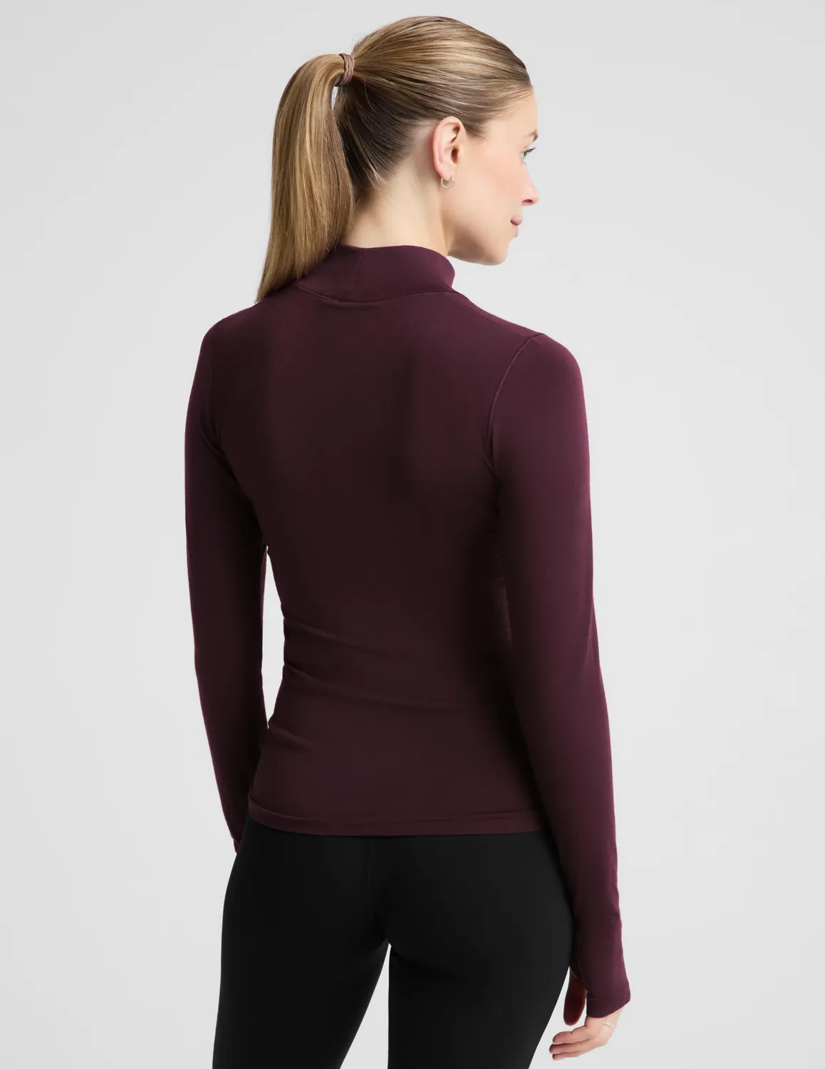 Beyond Yoga LuxeKnit Merino Wool Turtleneck polotröja Cabernet med tumhål