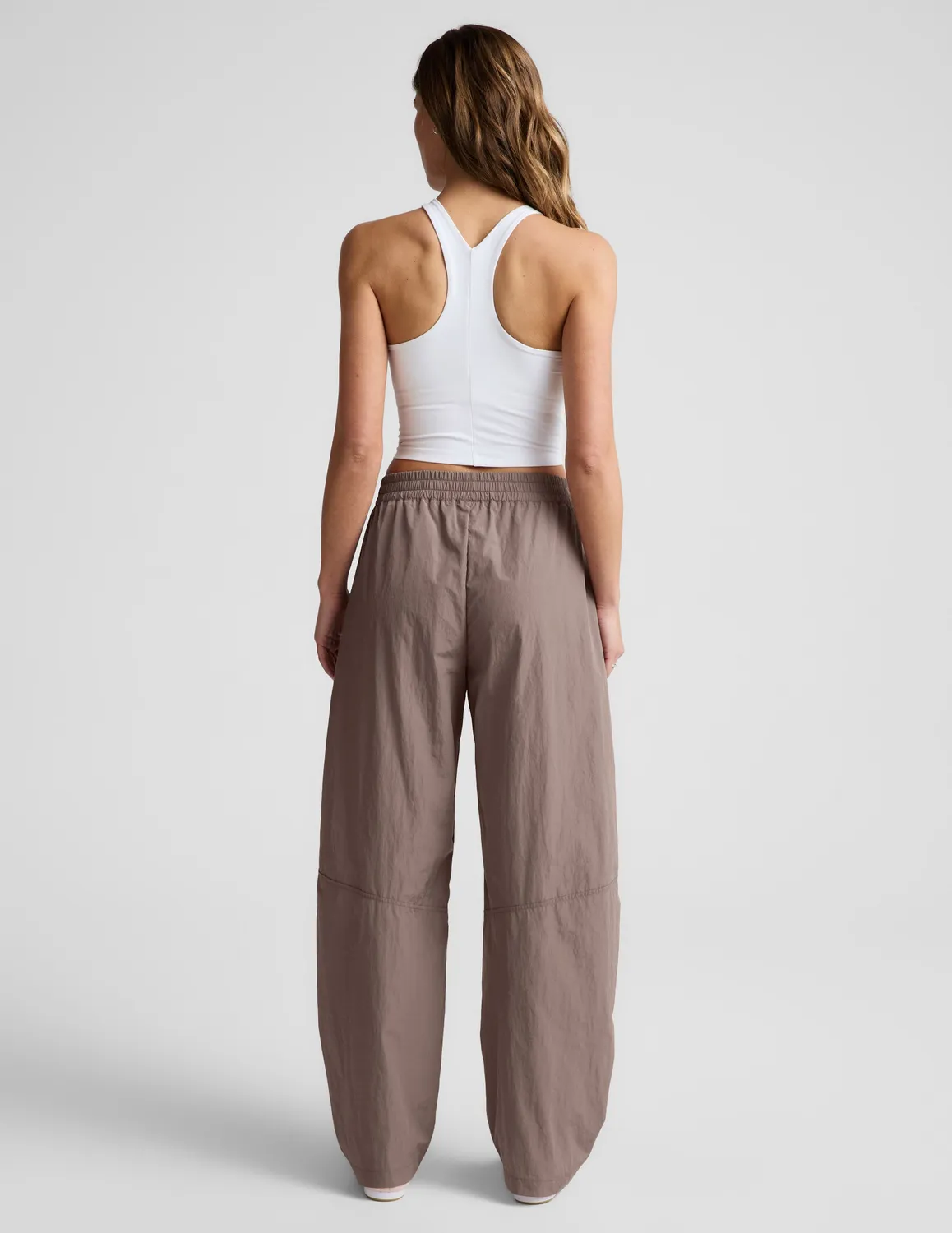Beyond Yoga Limitless Mid-Rise Barrel Leg träningsbyxa beige