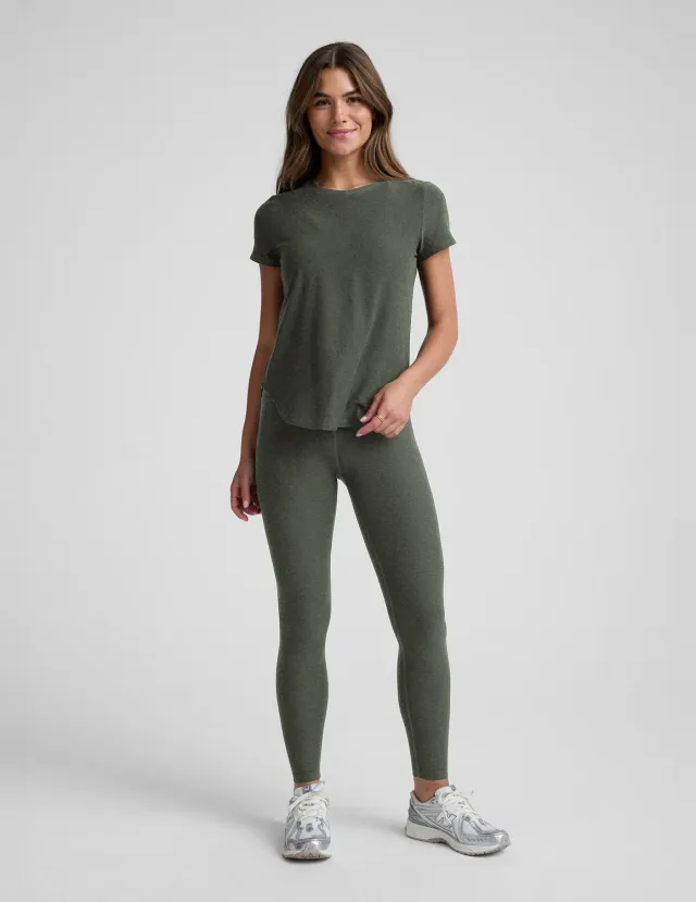 Beyond Yoga Featherweight On The Down Low Tee t-shirt Dusty Forest Heather grön