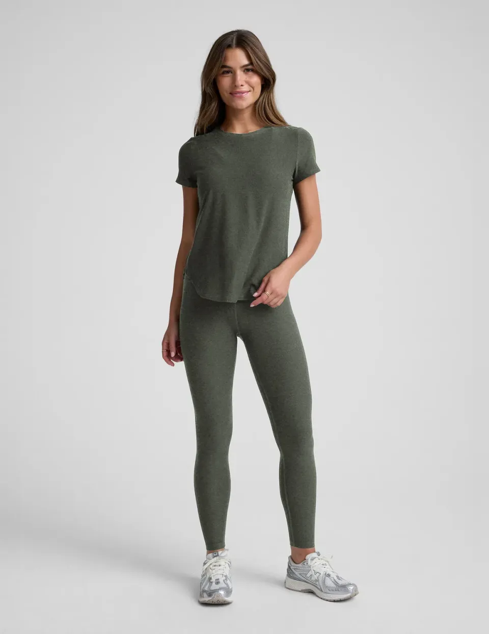 Beyond Yoga Featherweight On The Down Low Tee t-shirt Dusty Forest Heather grön