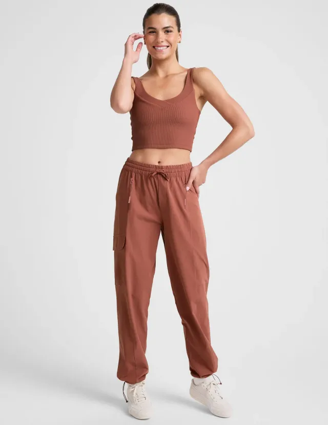 Beyond Yoga Peak Pant byxor opulent auburn cargoficka