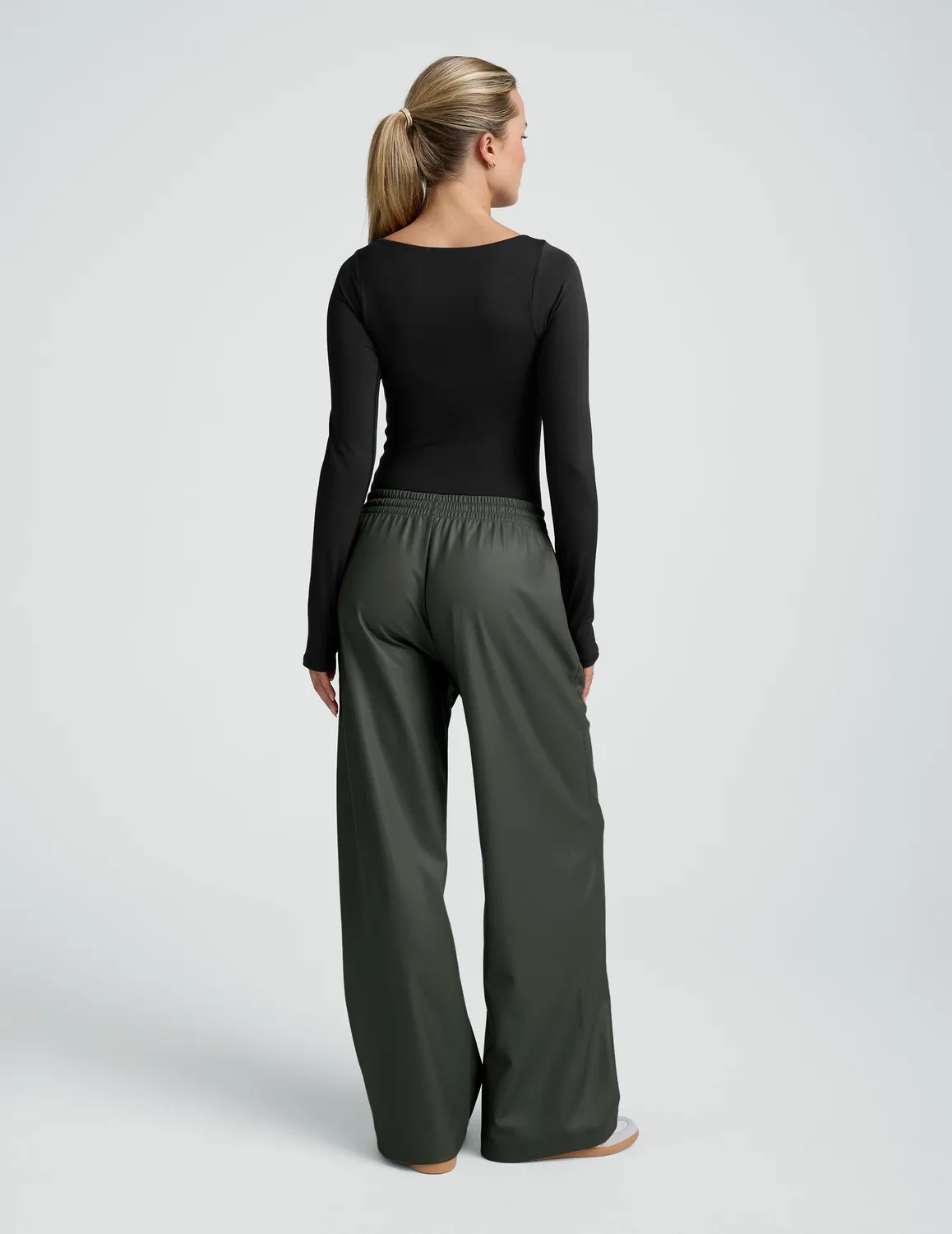 Beyond Yoga Faux Leather Pant byxa Slate Green vid lös