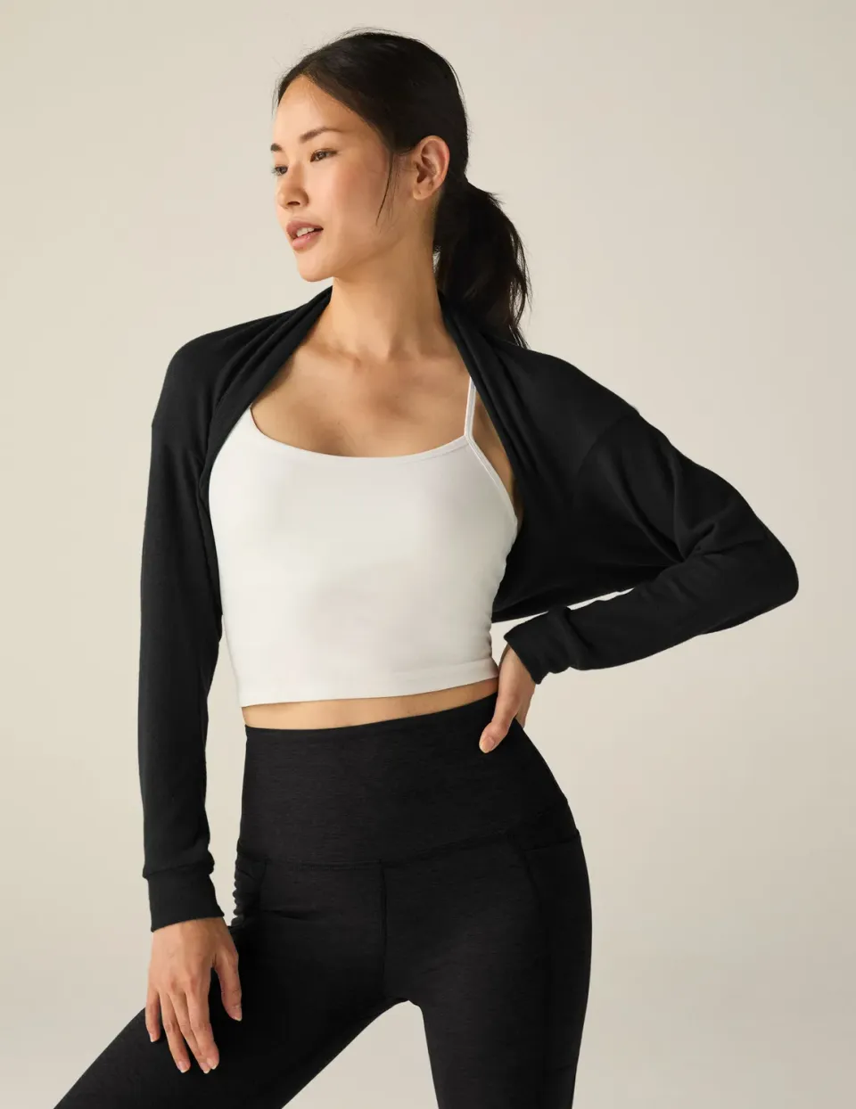Beyond Yoga Duet 2-Way Shrug Svart i Luxe Lounger