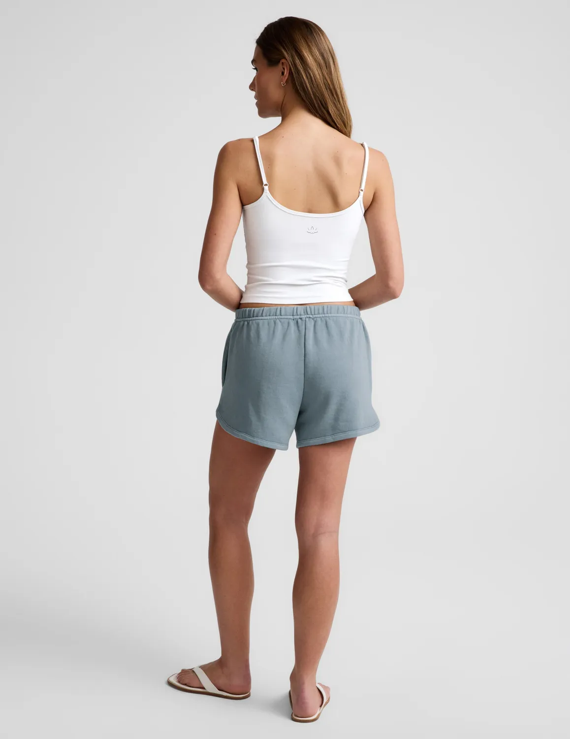 Beyond Yoga Fade Out Mid-Rise Short shorts marinblå fickor