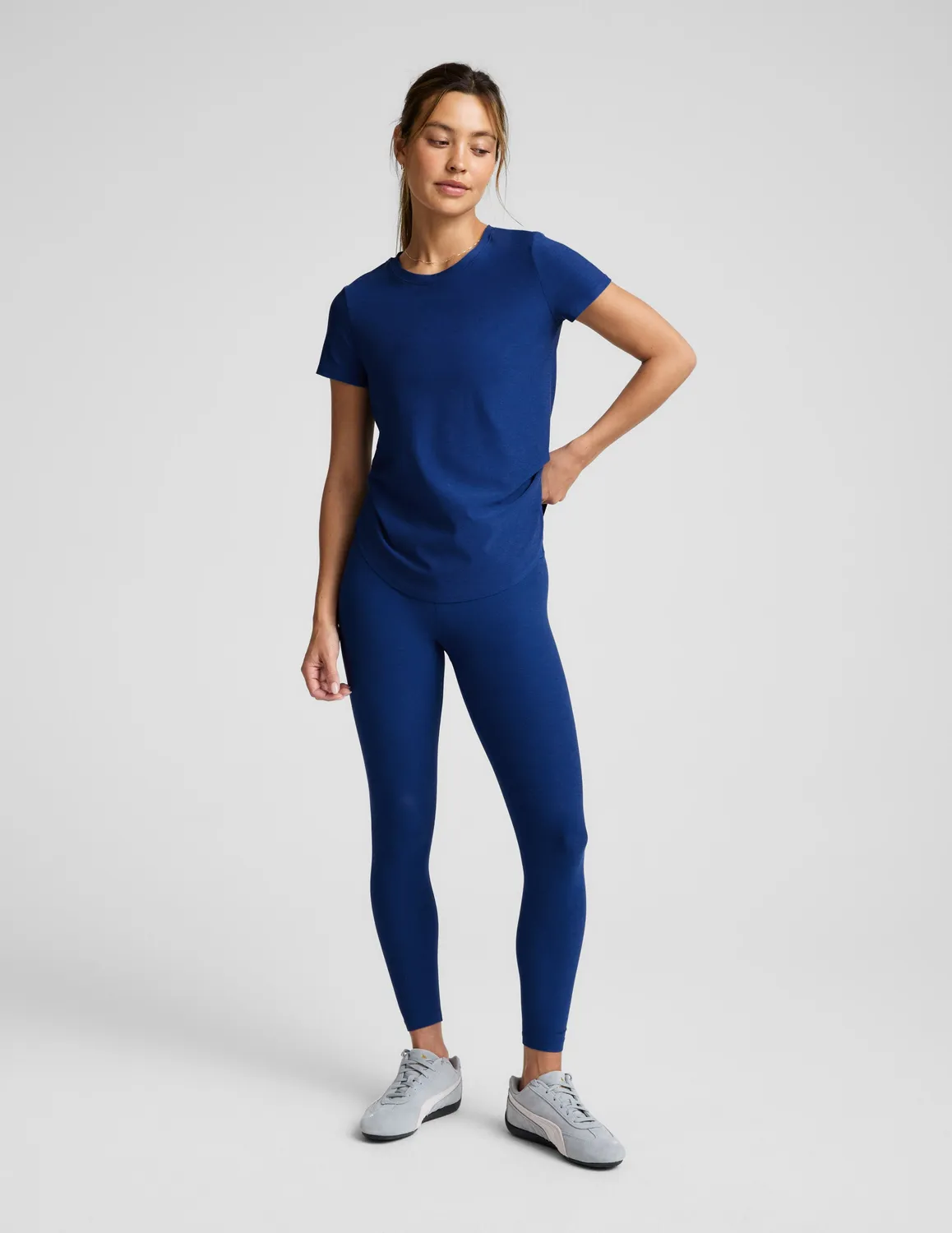 Beyond Yoga Featherweight On The Down Low Tee t-shirt Marine Blue Heather blå