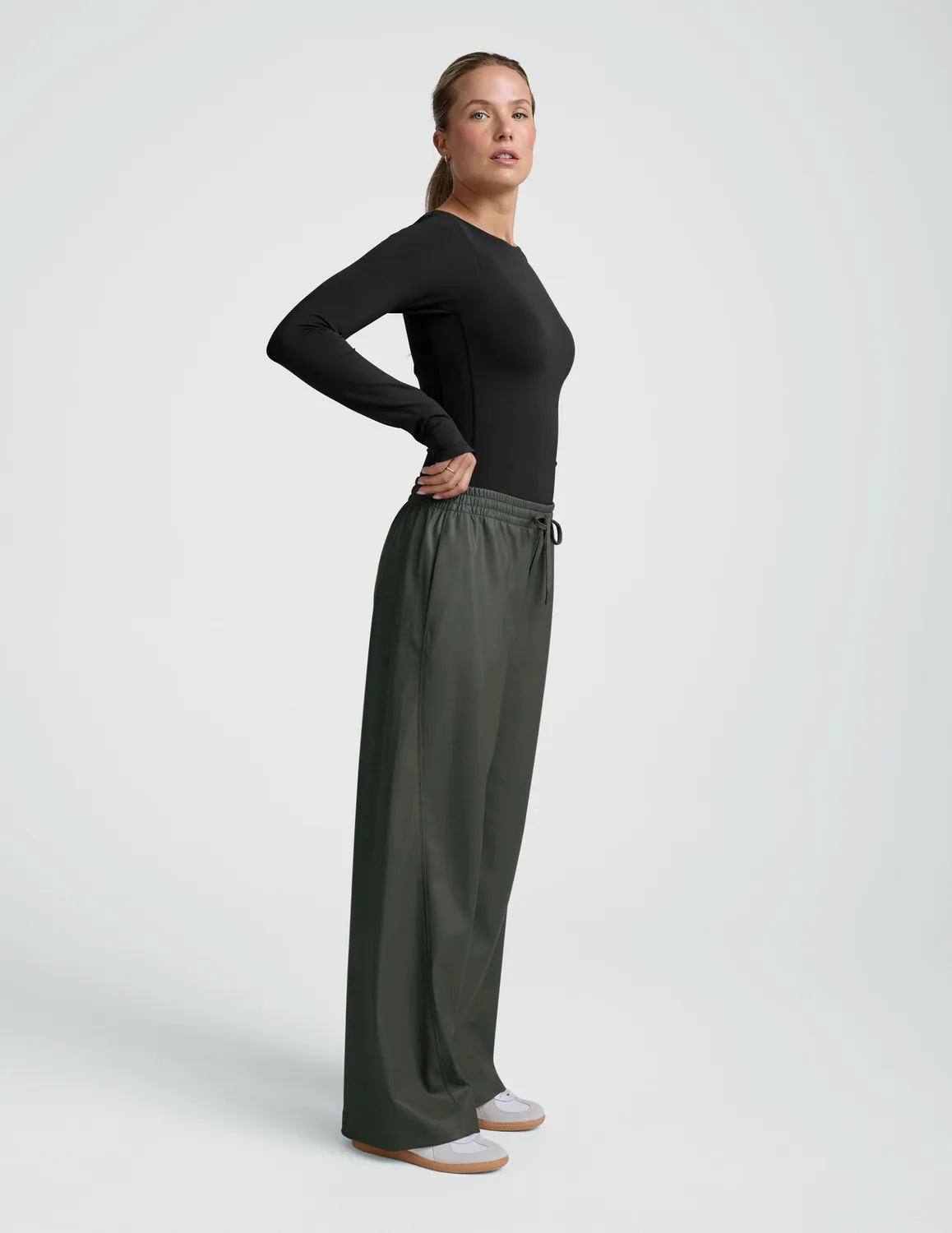 Beyond Yoga Faux Leather Pant byxa Slate Green vid lös