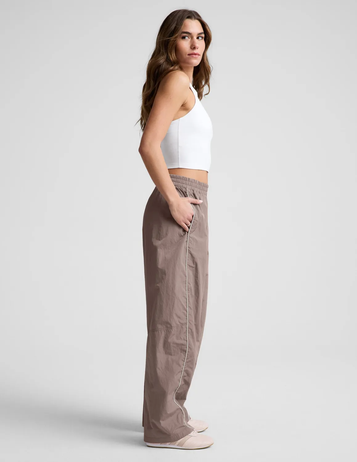 Beyond Yoga Limitless Mid-Rise Barrel Leg träningsbyxa beige