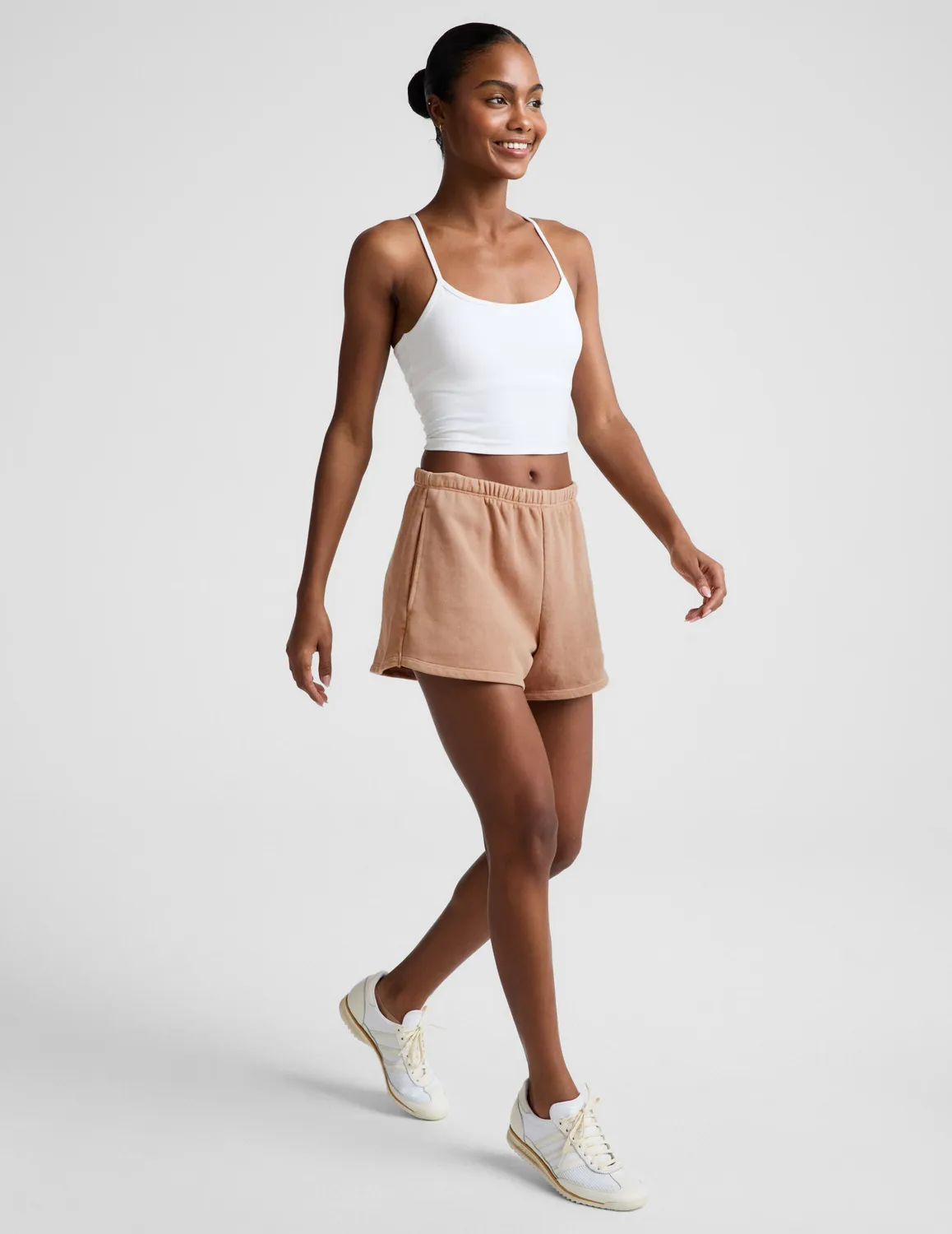 Beyond Yoga Fade Out Mid-Rise Short mjukshorts beige tvättad