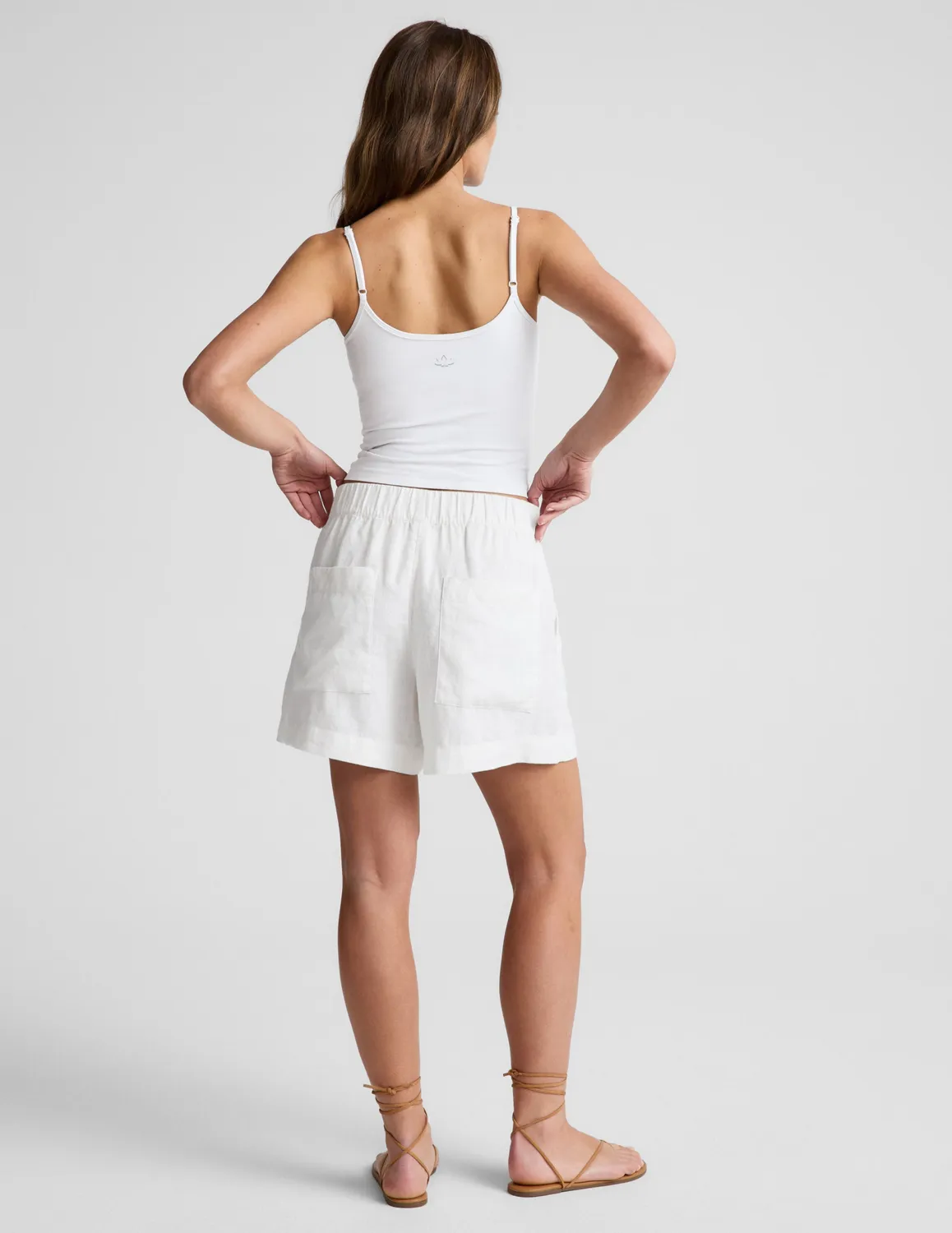Beyond Yoga SoftWash Linen Easy Short shorts White med fickor