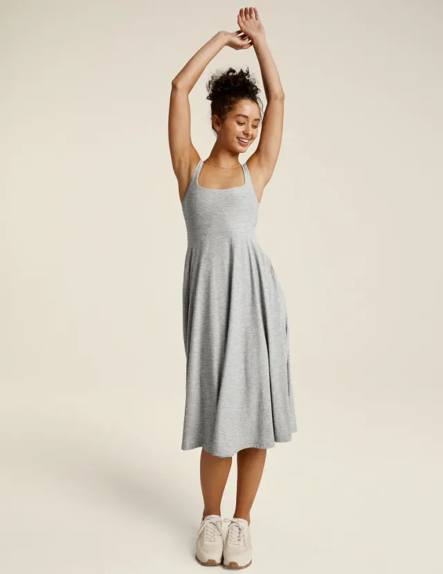 Beyond Yoga Featherweight At The Ready Square Neck klänning Silver Mist