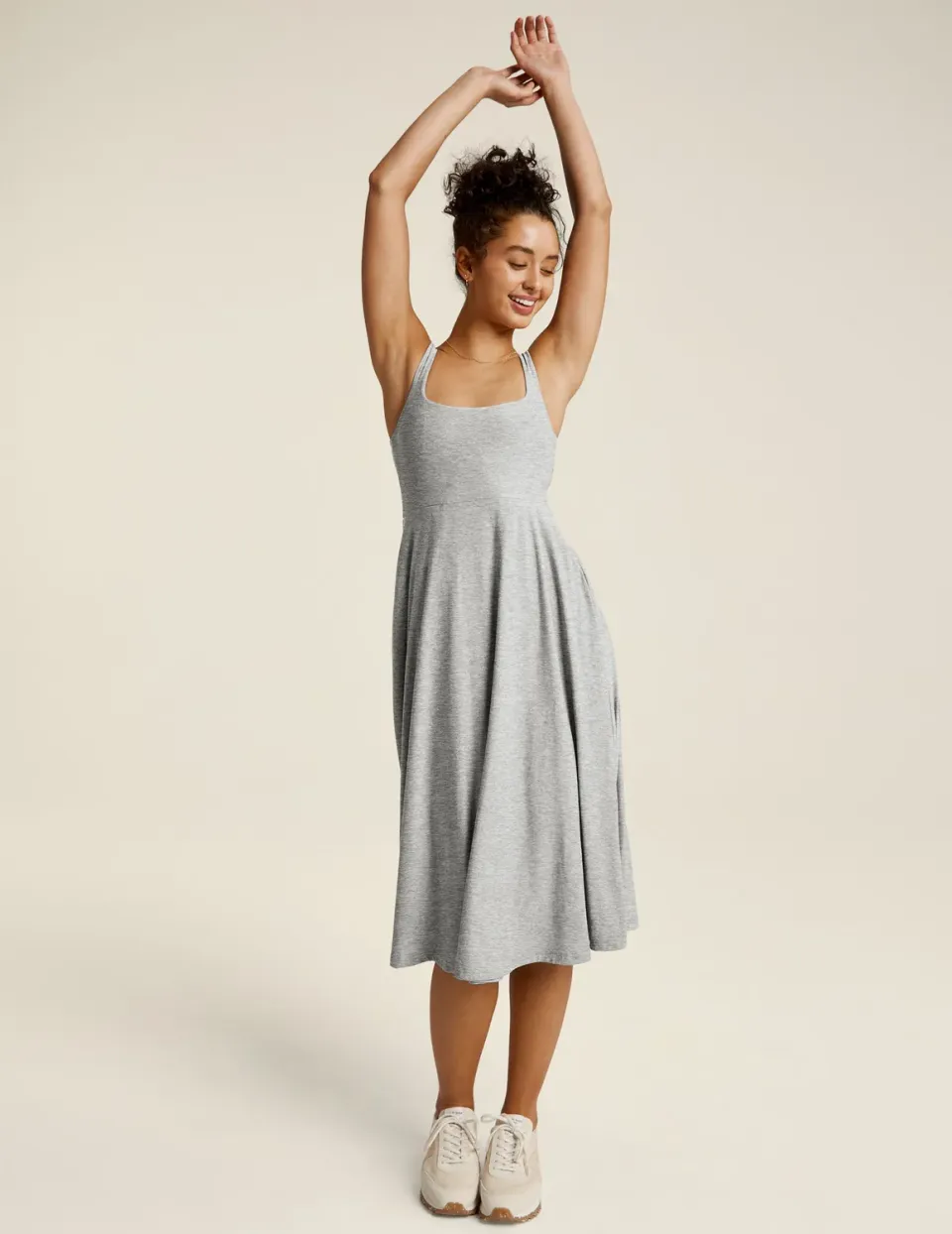 Beyond Yoga Featherweight At The Ready Square Neck klänning Silver Mist