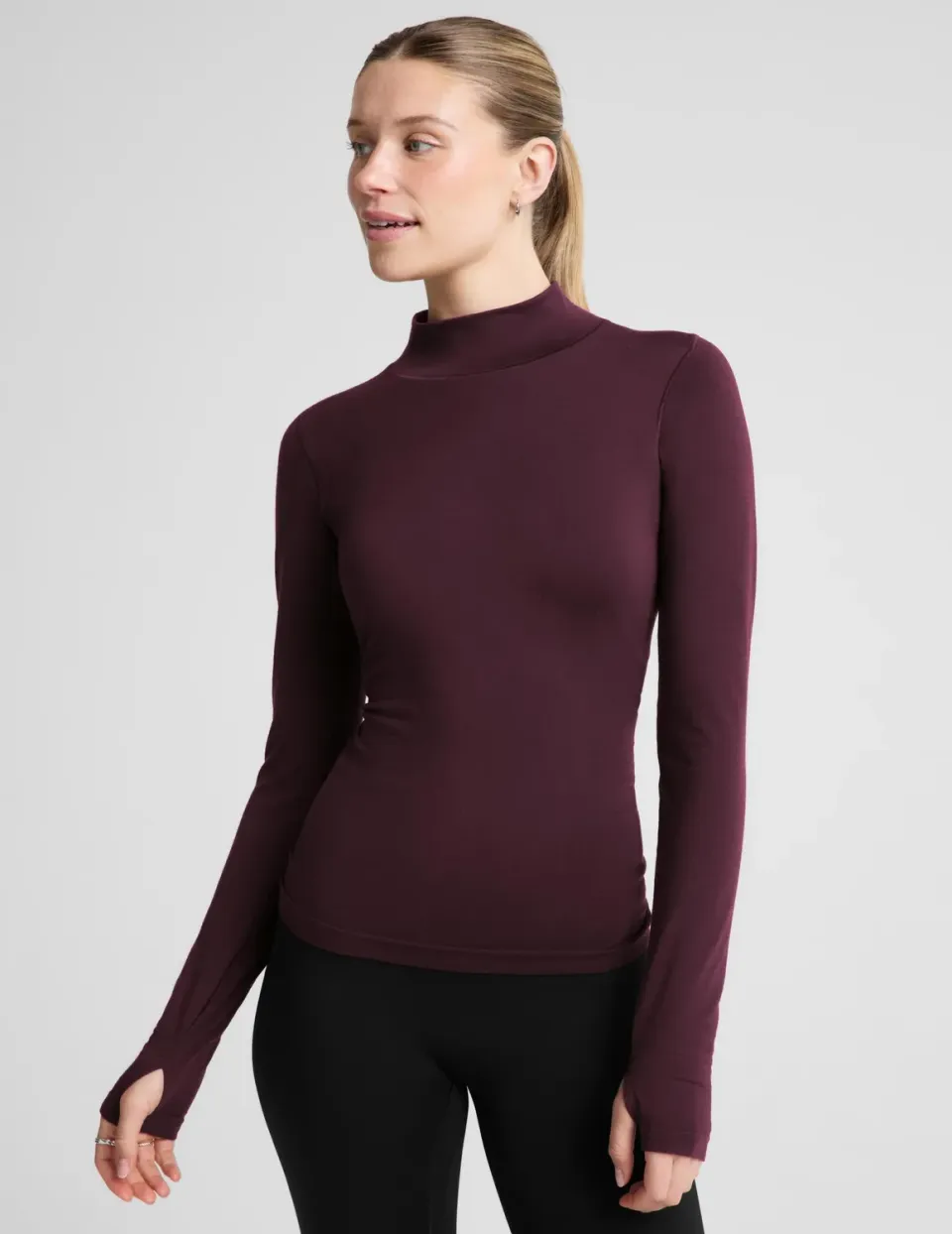 Beyond Yoga LuxeKnit Merino Wool Turtleneck polotröja Cabernet med tumhål