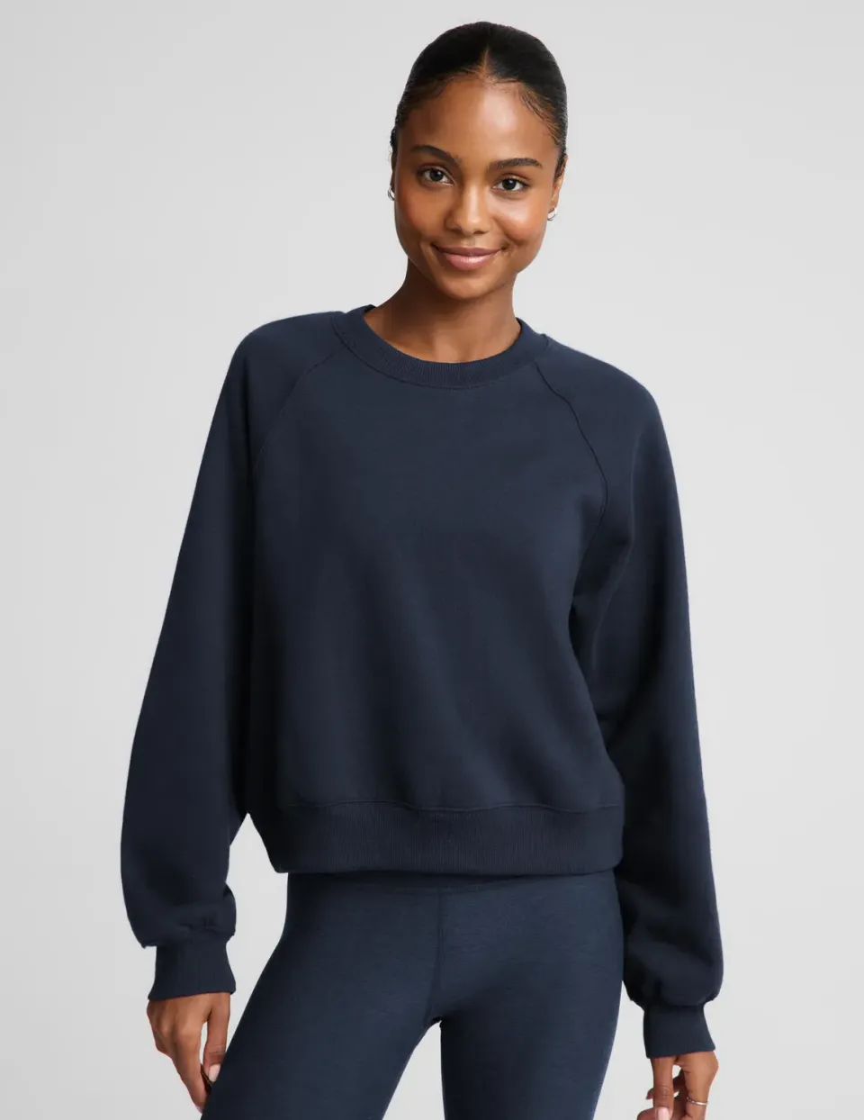 Beyond Yoga LuxeFleece 2.0 Raglan Crewneck sweatshirt marinblå