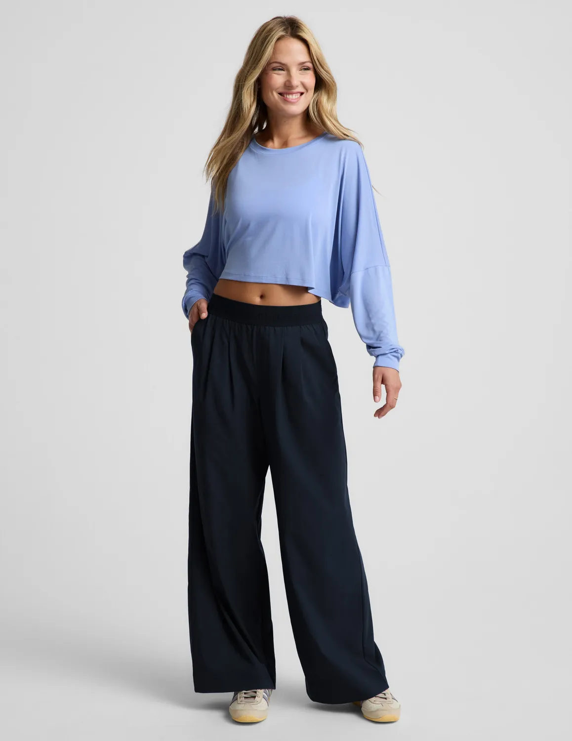 Beyond Yoga Studio Luxe Cropped träningströja ljusblå relaxed